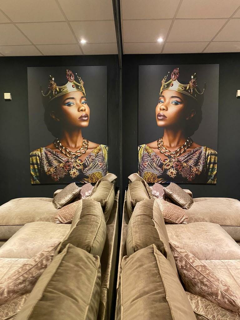 Koningin in woonkamer spiegelbeeld bij een klant in de winkel